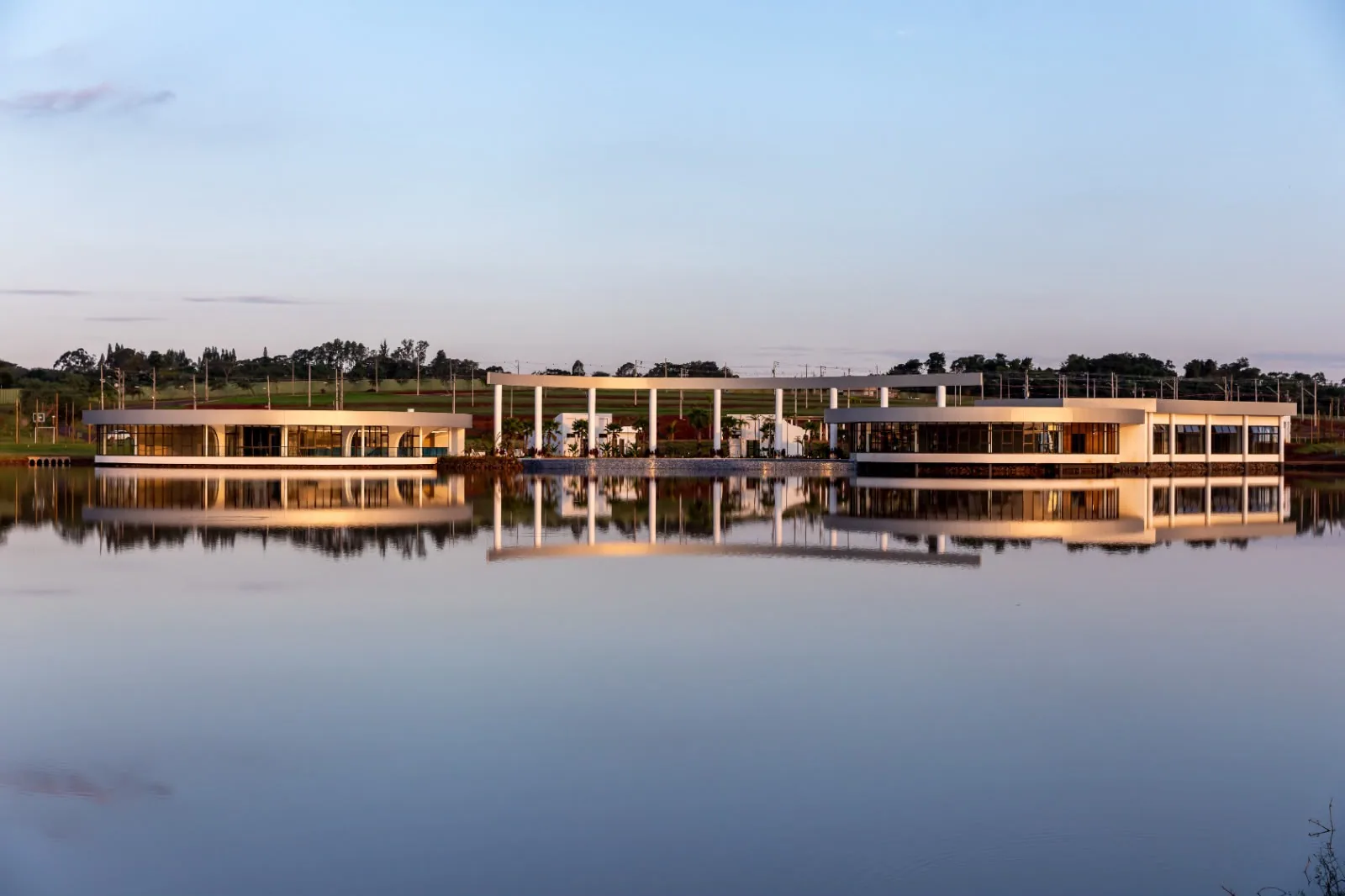 Royal Club espelhado no lago à hora azul